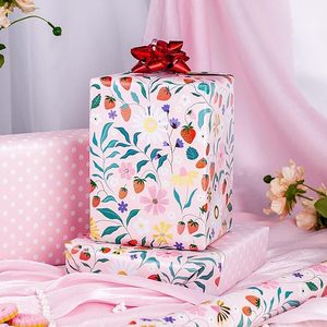 กระดาษห่อของขวัญลายสตรอว์เบอร์รีและดอกไม้สีชมพูแบบสองด้านเคลือบอะลูมิเนียมสำหรับวันแม่ - Product Image 2