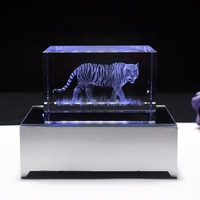 Honneur de crysal vente en gros de base de lumière LED animaux de tigre cube de gravure laser en cristal de cristal laser 3d