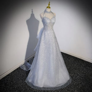 رداء طويل عالي الجودة فضي بدون أكمام عاري الكتفين مع قطار طويل مطرز بالخرز الكريستال رقبة رقبة رسمية للحفلات الموسيقية - Product Image 1