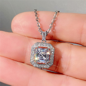 Collana con Ciondolo Quadrato Classico per Donne, Accessorio Semplice per Uso Quotidiano - Product Image 3