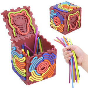 Cube d'activités en silicone Koan, jouet de puzzle sensoriel, rouge foncé et vert, éducatif pour les enfants - Product Image 3