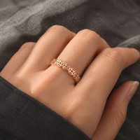 Bague classique d'inspiration asiatique avec pièce de monnaie ancienne, anneau poli à trou carré, en acier inoxydable, disponible en Or, Or rose et Argent, au design culturel