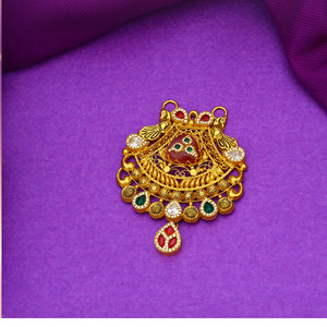 Pendentif traditionnel en or avec motif paon, travail de filigrane complexe et embellissements en pierres rouges et vertes pour bijoux ethniques de mariée. - Product Image 1