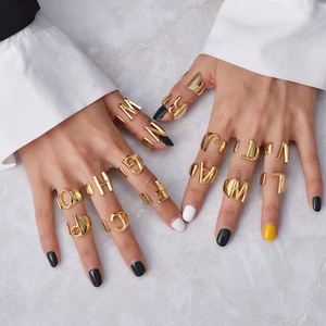 Bán Buôn Thời Trang Hollow Thiết <span class=keywords><strong>K</strong></span>ế Thép Không Gỉ 18K Mạ Vàng 26 Chữ Mở Có Thể Điều Chỉnh Nhẫn Cho Phụ Nữ Đồ Trang Sức Không Thấm Nước - Product Image 3