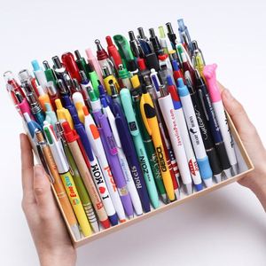 ปากกาเจลหัว 0.5 มม. คุณภาพสูง หลายสี ลายมาการอง หมึกซิลิกา สำหรับโปรโมชั่นและโฆษณา แบบกดหดได้ สีดำ พร้อมโลโก้ตามสั่ง - Product Image 3