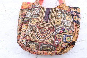 Compre Bolsos Banjara Auténticos en Línea - Bolso Tote Tribal Indio Hecho a Mano con Parches y Espejos, Regalo de Aniversario para Ella - Product Image 2
