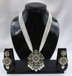 Elegante conjunto de collar y aretes Kundan en tono dorado con perlas largas y colgante de gota, joyería para mujeres y niñas. - Product Image 5