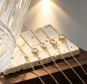 Pulseira Clássica Geométrica B225 Atacado em Aço Inoxidável Banhado a Ouro 18K Hipoalergênica, Não Oxida, À Prova D'água com Zircônia 3A - Product Image 1