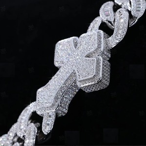 Collar de Cruz con Letra Personalizada de Plata 925 de Alta Calidad y Lujo con Diamante Moissanite VVS para Hombre y Mujer, Regalo a Precio de Fábrica - Product Image 3