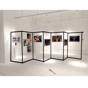 Modulare Free-Style-Displayst änder mit Kabel-Hänge plakaten und Fotos, die als Raumteiler oder als eigenständige Ausstellung verwendet werden