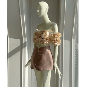 Ensemble 2 pièces pour femmes haut à épaules dénudées à fleurs 3D et jupe moulante taille haute Coshe Alice Series Made in Vietnam Wholesale - Product Image 6