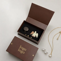 Emballage en carton texturé avec logo de design de luxe personnalisé, fermeture magnétique rigide, boîte cadeau pour bijoux avec estampage à chaud en feuille d'or