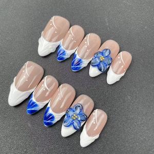 <span class=keywords><strong>Uñas</strong></span> Postizas Hechas a Mano de Alta Calidad al por Mayor, Forma de Almendra, Estilo Francés Blanco y <span class=keywords><strong>Azul</strong></span> con Tallado 3D, Reutilizables - Product Image 3