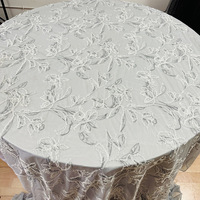 Nappe de table en argent luxueuse à motif floral en forme de vigne |   Superposition ronde en maille transparente avec broderie exquise |   Décoration de fête et de banquet de luxe léger