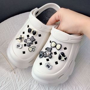 Ensemble de breloques pour chaussures Ours Noir et <span class=keywords><strong>Blanc</strong></span>, décorations mignonnes en forme d'ours de <span class=keywords><strong>dessin</strong></span> <span class=keywords><strong>animé</strong></span> pour sabots, accessoires DIY pour chaussures <span class=keywords><strong>Croc</strong></span> - Product Image 2