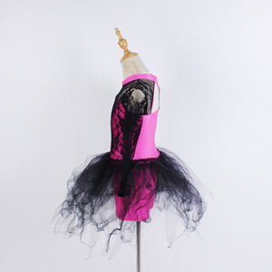 Robe de spectacle en tulle noir avec superposition en dentelle rose vif - Product Image 3