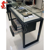 Vitrine de présentation de bijoux en noyer foncé de luxe, finition bois, aménagement boutique, comptoir en verre, éclairage LED, écologique, durable