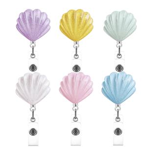 Vente en gros de nouveaux clips et porte-badges fantaisie irisés en forme de coquille Saint-Jacques. - Product Image 1