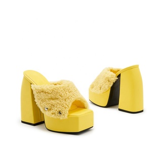 Sandales à <span class=keywords><strong>talon</strong></span> bloc épais pour femmes, semelle plateforme haute, brides croisées en fourrure, <span class=keywords><strong>mules</strong></span> à enfiler, fourrure synthétique douce, bout carré ouvert - Product Image 4