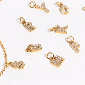 Pendentifs en métal personnalisés unisexes pour enfants avec initiales, en acier inoxydable plaqué or 18 carats PVD et zircon, vente en gros - Product Image 2