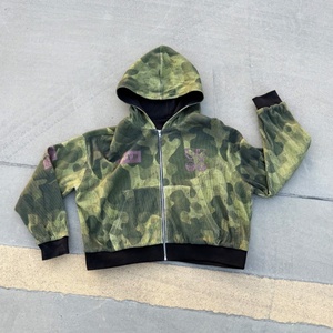Fabricants de vêtements de Dongguan : Sweats à capuche zippés surdimensionnés épais et lourds pour hommes, sweats à capuche en tricot gaufré camouflage personnalisés - Product Image 1