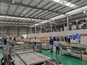 Pantalla de Proyección Motorizada Fscreen Iris de 100 Pulgadas 16:9 Fresnel ALR, Montaje en Techo o Pared, para Proyector de Largo Alcance, Cine en Casa - Product Image 2