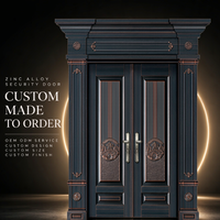 Porte d'entrée double battante robuste avec médaillon emblématique en bronze et fronton sculpté pour portail de villa