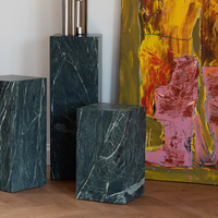 Table d'appoint rectangulaire en marbre Verde Alpi naturel Cammy Stone, design de luxe en colonne prismatique pour salons, chambres et usage extérieur