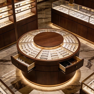 Ensemble de présentoirs de luxe en bois foncé massif pour magasin d'optique avec éclairage LED, table centrale ronde et vitrines incurvées pour centres commerciaux - Product Image 3