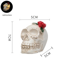 Set Figurine Tengkorak Halloween Modern OEM, Resin, Kepala Mawar, Mata LED Menyala, Hiasan Meja, Pesta, Rumah