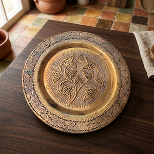 Assiette décorative ronde en métal faite à la main avec motif végétal gravé, design oriental, pour cadeaux - Product Image 6