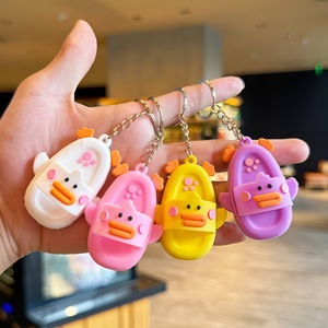 Llavero de animal de dibujos animados lindo, <span class=keywords><strong>mini</strong></span> colgante 3D con forma de sandalia deslizante de pato y ballena, llavero kawaii para bolso y mochila - Product Image 2