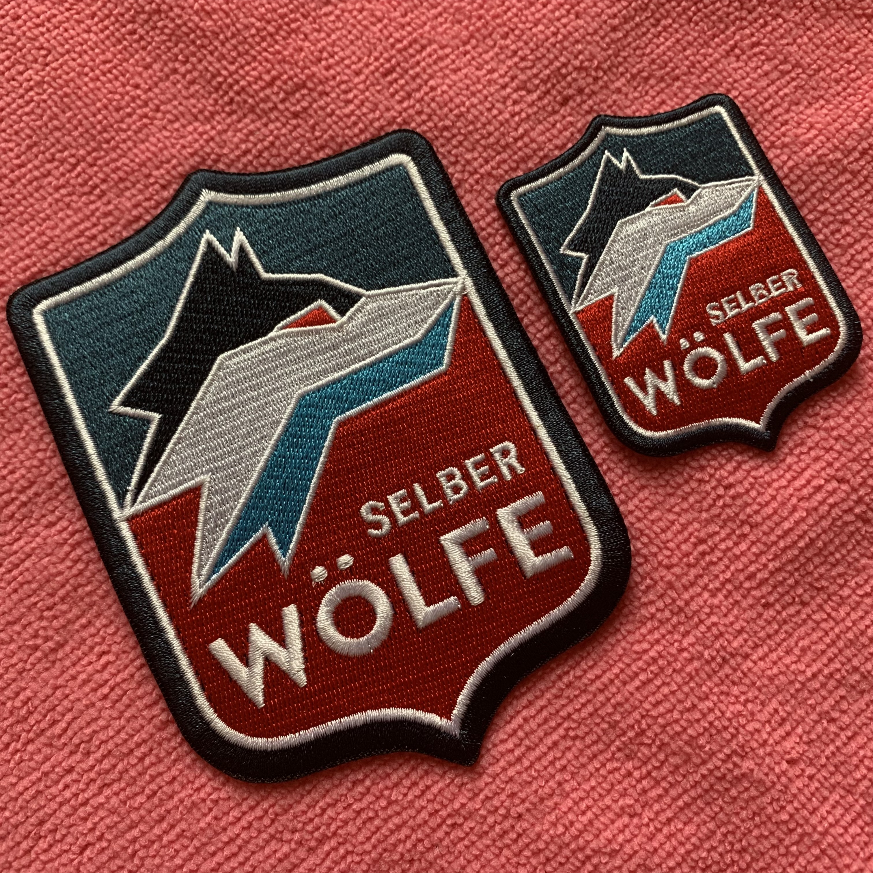 Patch Écusson Voiture Rouge Brodé - Thermocollant 7x5 Cm En Polyester