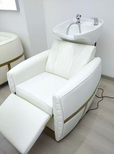 Sillón de Peluquería Contemporáneo de Cuero Sintético Blanco con Lavabo de Cerámica y Reposapiés Plegable, Muebles de Salón - Product Image 4