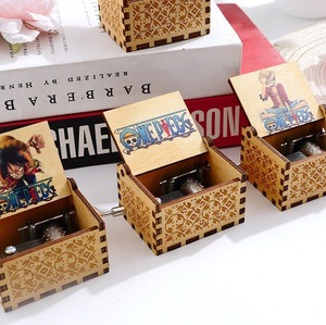 Boîte à musique miniature à manivelle, thème dessin animé moderne, effet bois, logo gravé, 'you Are My Sunshine', cadeau populaire pour anniversaire <span class=keywords><strong>et</strong></span> Noël - Product Image 3