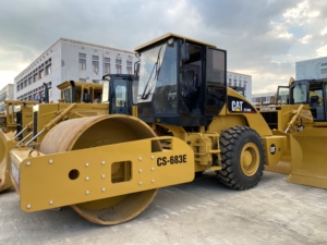 Compacteur vibrant d'occasion CAT CS‑683E, rouleau compacteur Caterpillar pour le compactage des bases de terrains et le compactage des sols inégaux - Product Image 3