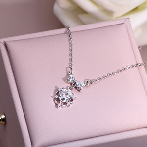 Collar con colgante de moissanita Tianyu en forma de corazón con diseño de lazo, una pieza elegante y brillante de joyería exquisita para mujer. - Product Image 3