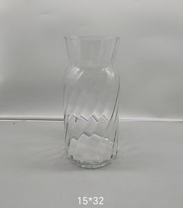 Florero de cristal transparente texturizado en espiral soplado a mano, soporte decorativo para flores para el hogar y el centro de mesa de boda - Product Image 1