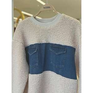 Sudadera de Forro Polar Sobe Color Piedra con Detalle en el Pecho de Mezclilla, Prenda Informal Transpirable para Mujer - Product Image 1