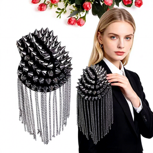 Parche de hombro con borlas y cadena de púas plateadas estilo punk gótico OEM en stock para <span class=keywords><strong>accesorios</strong></span> de ropa de traje para hombres/mujeres - Product Image 1