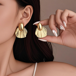 Boucles d'oreilles pendantes en forme de coquille de ventilateur |   Acier inoxydable plaqué or 18K PVD |   Bijoux pour femmes, résistants à la décoloration, imperméables et hypoallergéniques - Product Image 1