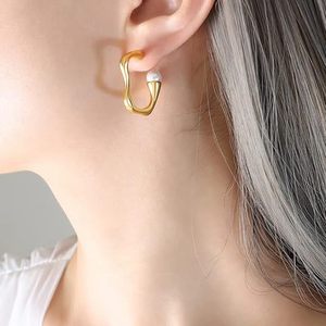 Boucles d'oreilles créoles géométriques en forme de C plaquées or avec incrustation de perles pour femmes, à porter au quotidien - Product Image 4