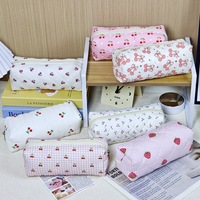 Tas Makeup Katun Quilted Gaya Korea dengan Logo Custom, Motif Ceri Stroberi, Tempat Pensil, Pouch Perlengkapan Mandi untuk Wanita dan Remaja Putri