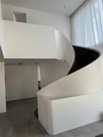 Escaliers en spirale modernes en acier et verre sur mesure avec rampe en fer forgé |   Escalier métallique intérieur durable pour villa