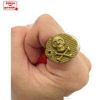 Jouet classique acclamé en plastique SQUIRT RING, blagues hilarantes, farces, motif cube imprimé numériquement, écologique, certifié EN71/CE
