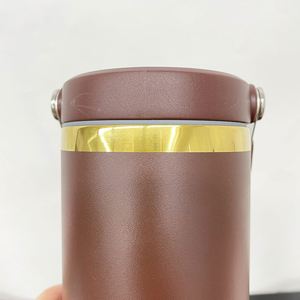 Vaso de 30 oz con Tapa Abatible, Recubrimiento en Polvo Color Chocolate y Base Dorada con Logotipo Personalizado - Product Image 4