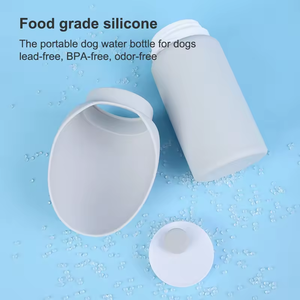 Botella de Agua Portátil Personalizada para Perros OEM, Dispensador de Agua Plegable para Mascotas con Correa para Perros, Botella de Agua de Viaje de 550 ml a Prueba de Fugas para Cachorros - Product Image 2