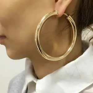 Simple Plain Gold Color Metal Large Hoop Earrings Fashion Big Circle Hoops StatementシルバーEarringsためWomen Party Jewelry