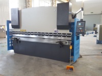 Presse plieuse hydraulique semi-automatique CNC de haute précision à moteur pour tôles d'aluminium, d'acier inoxydable et de PVC