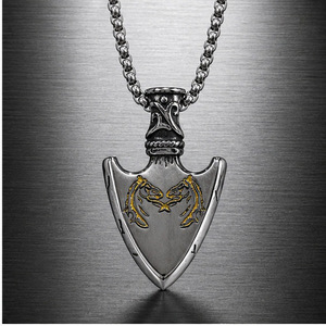 Yunnique Collar con colgante de escudo de acero inoxidable con incrustaciones de herradura dorada, joyería de moda unisex - Product Image 2